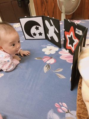 tummy time kết hợp sách kích thích thị giác